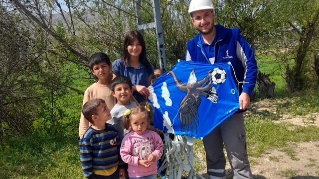 Kayseri'de elektrik arıza ekipleri çocukların tellere takılan uçurtmalarını kurtardı