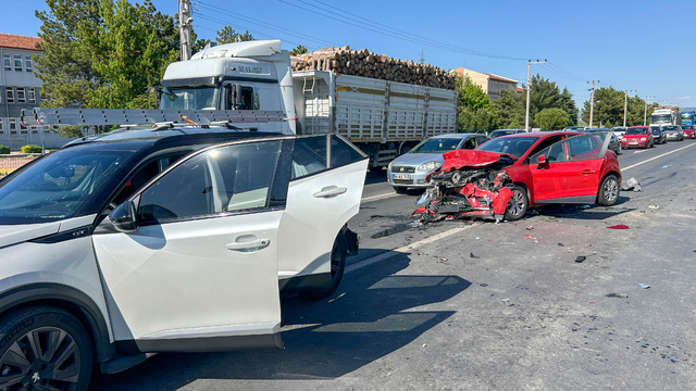 Uşak'ta 4 otomobilin karıştığı trafik kazasında 7 kişi yaralandı