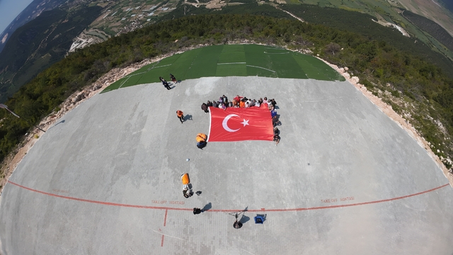 Bilecik'te özel gereksinimli bireyler yamaç paraşütü deneyimi yaşadı