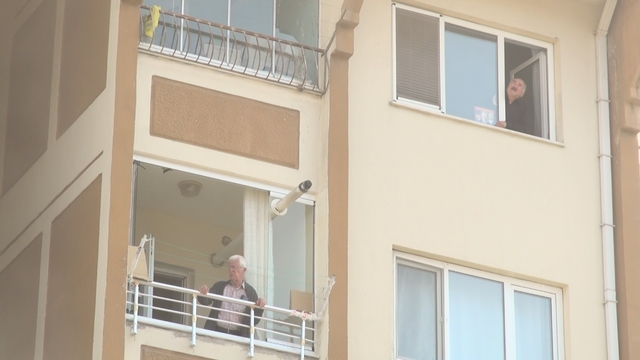 Kırıkkale'de 7 katlı apartmanda çıkan yangında mahsur kalan 10 kişi kurtarıldı