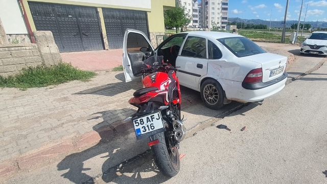 Sivas'ta otomobille motosikletin çarpıştığı kazada 2 kişi yaralandı