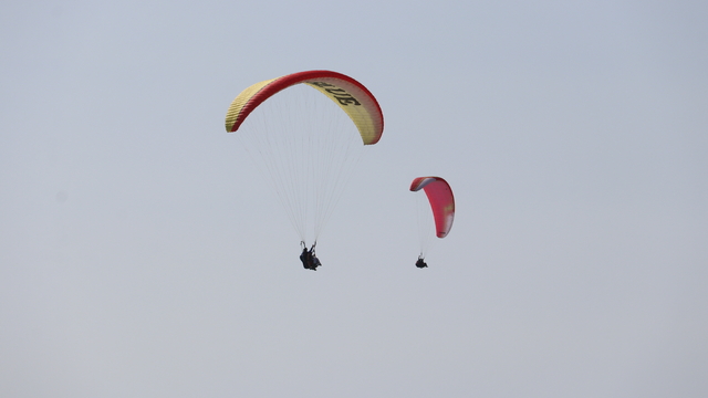 Fethiye'de öğrenciler Türk bayraklarıyla yamaç paraşütü uçuşu yaptı
