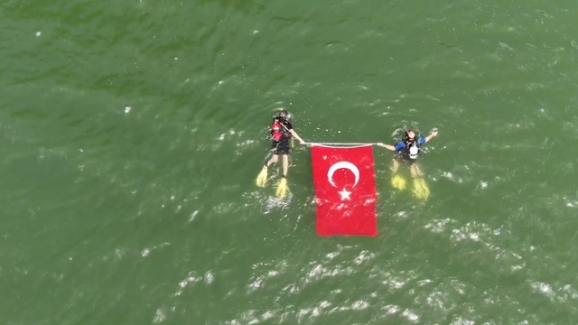 19 Mayıs'ı denizin altında Türk Bayrağı açarak kutladılar