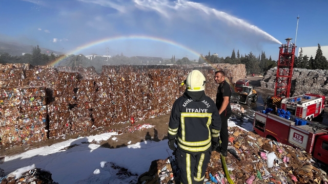 Kahramanmaraş'ta kağıt fabrikasının bahçesinde çıkan yangın söndürüldü