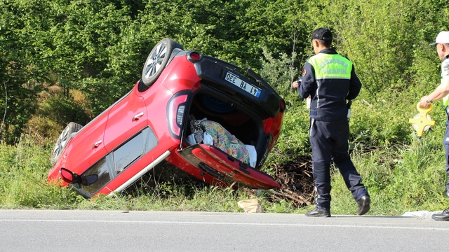 Sakarya'da devrilen otomobildeki biri bebek 4 kişi yaralandı