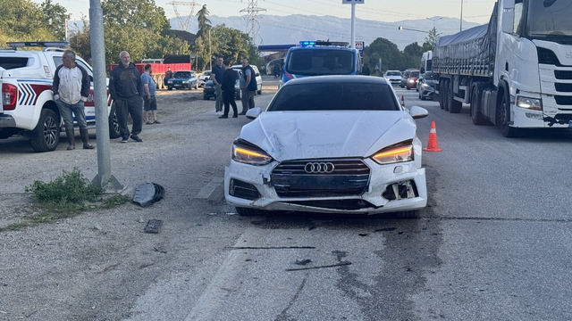 Düzce'de otomobilin çarptığı midibüsteki 7 kişi yaralandı