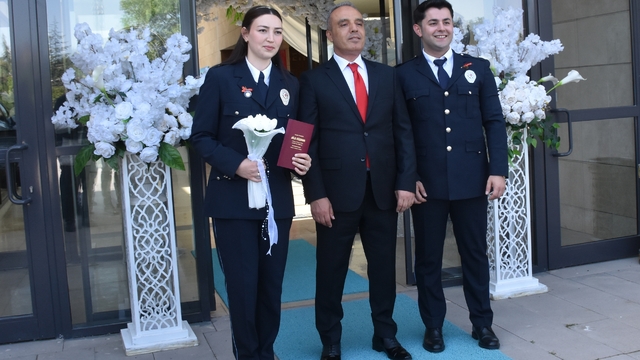 Afyonkarahisar'da polis çift üniformalarıyla dünyaevine girdi