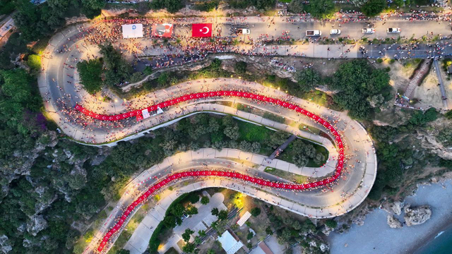 Antalya'da, 19 Mayıs Atatürk'ü Anma, Gençlik ve Spor Bayramı dolayısıyla fener alayı düzenlendi