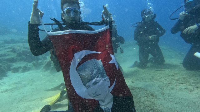 Samsunlu sporcular 19 Mayıs'ı denizin altında Türk bayrağı açarak kutladı
