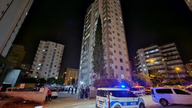 Kız arkadaşını öldürüp, 12'inci kattan atlayarak intihar etti