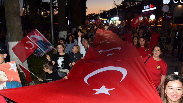 Bodrum'da 19 Mayıs etkinlikleri kapsamında fener alayı düzenlendi