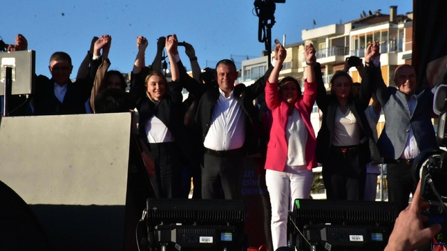 Özgür Özel: Gençlere yasakların yasak olduğu bir Türkiye vaat ediyoruz