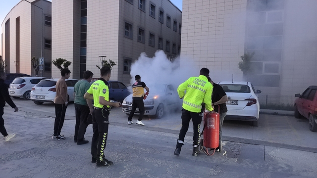 İnegöl Devlet Hastanesi otoparkında araç yangını: İlk müdahaleyi polis ve sağlık görevlileri yaptı