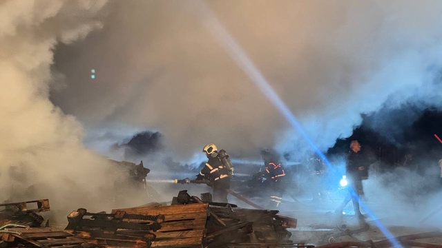 Kocaeli'de palet deposunda çıkan yangın söndürüldü