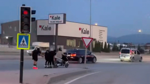 Bursa'da patenli gençlerin trafikte tehlikeli yolculuğu