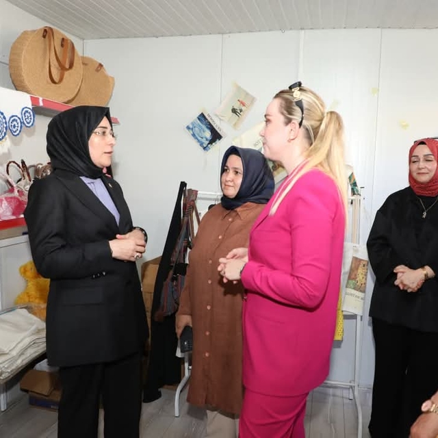 Viranşehir'de kadın kursiyerlerin eserleri sergide satışa sunuldu