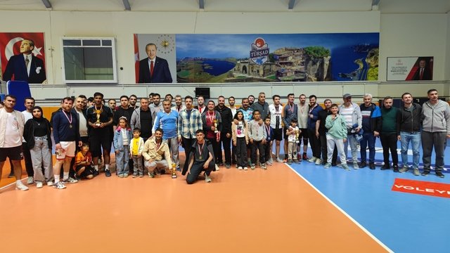 Adilcevaz'da okullar arası voleybol turnuvası sona erdi