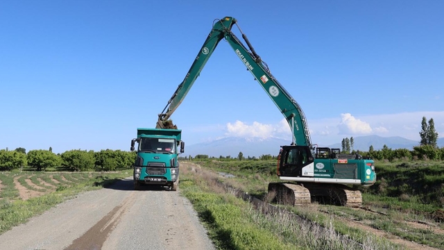 Iğdır'da sulama ve tahliye kanalı temizleniyor; tarımsal verimlilik artacak