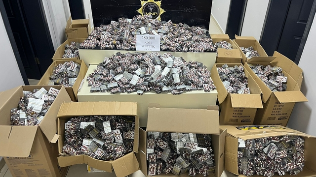 Mersin'de 280 bin sentetik ecza hapı ele geçirildi