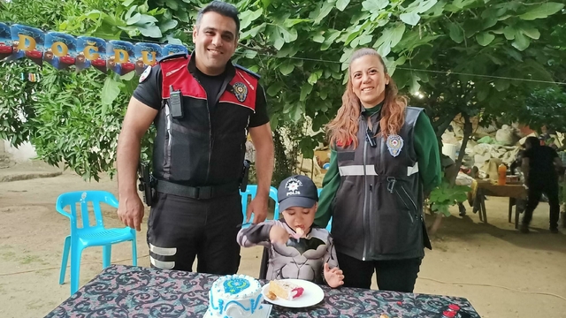 Polis ekibinden Eymen'e doğum günü sürprizi