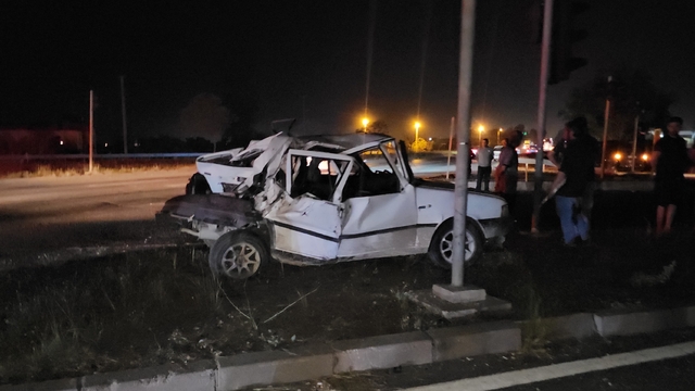 Antalya'da kamyon ile otomobilin çarpıştığı kazada 3 kişi yaralandı