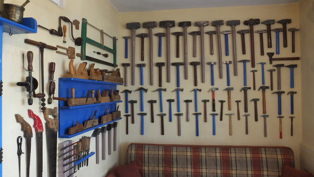 İşçi emeklisi, babası ve dedesinden kalan eşyaları evinde sergiliyor