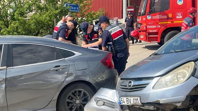 Sakarya'da iki otomobil çarpıştı: 4 yaralı