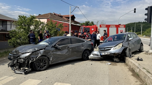 Sakarya'da iki otomobilin çarpıştığı kazada 4 kişi yaralandı