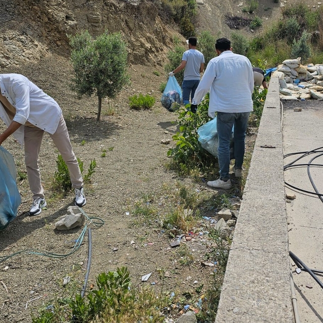 Belen'de üniversite öğrencileri çevre temizliği yaptı