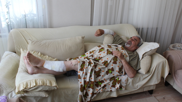 Yürüyüş yaparken köpekler saldırdı; koluna 40, bacağına 36 dikiş atıldı