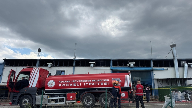 Kocaeli'de boya fabrikasında çıkan yangın kontrol altına alındı