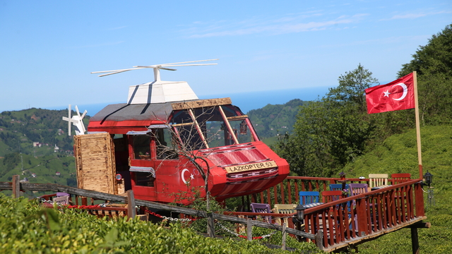 Rize'de çay bahçesinde helikopter şeklindeki ahşap yapı ilgi çekiyor
