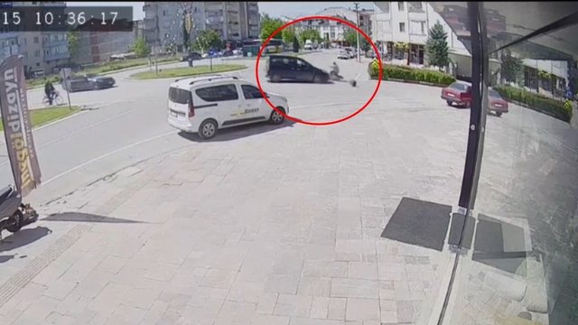 Motosiklet sürücüsü muhtarın ağır yaralandığı kaza kamerada