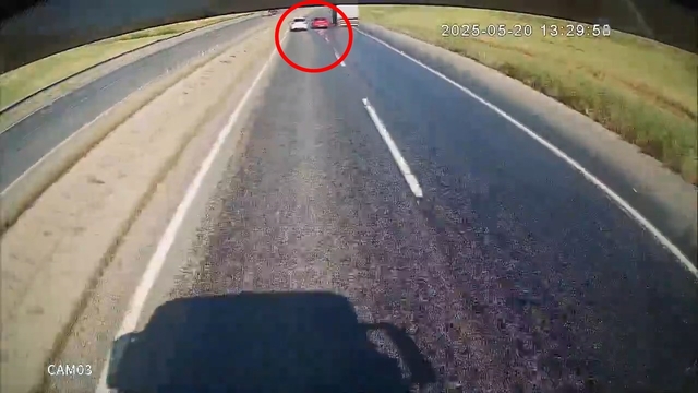 Hatalı sollama yapan sürücü kazaya neden oldu; o anlar kamerada