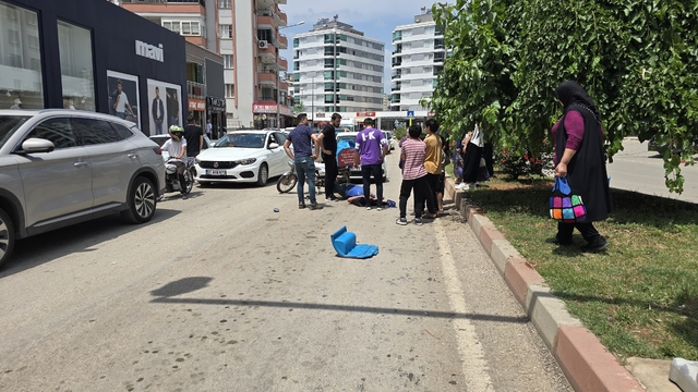 Kozan'da otomobilin kapısına çarpan motosikletin sürücüsü yaralandı