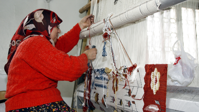 Beypazarı Halk Eğitimi Merkezinde dokunan kilimler kök boyayla renklendiriliyor