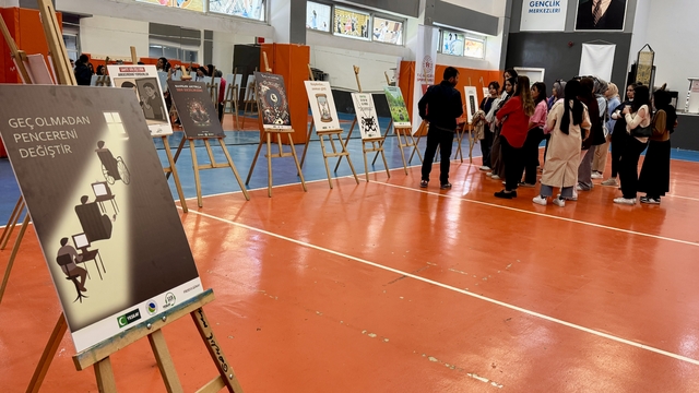 Kırşehir'de gençler Yeşilay'ın bağımlılıkla mücadele sergisini gezdi