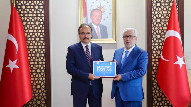 Siirt Valisi Kızılkaya, kurbanını vekalet yoluyla Türkiye Diyanet Vakfına bağışladı