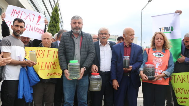 Gerede Çayı'ndaki kirliliğe tepki gösterip adliye önünde gıyabi cenaze namazı kıldılar