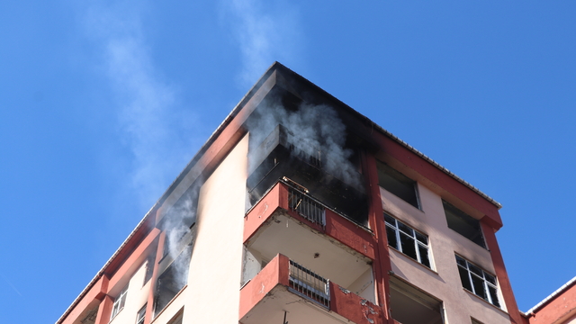 Rize'de "riskli yapı" olduğu gerekçesiyle tahliye edilen binada çıkan yangın söndürüldü