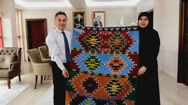 TOGÜ Rektörü Yılmaz'a Kızık kilimi hediye edildi