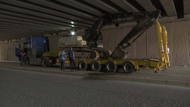 Elazığ'da iş makinesi yüklü TIR, alt geçitte sıkıştı
