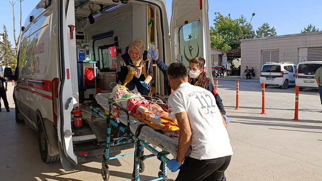 Tarla süren babasının kullandığı traktörün altında kalan Nur ağır yaralandı