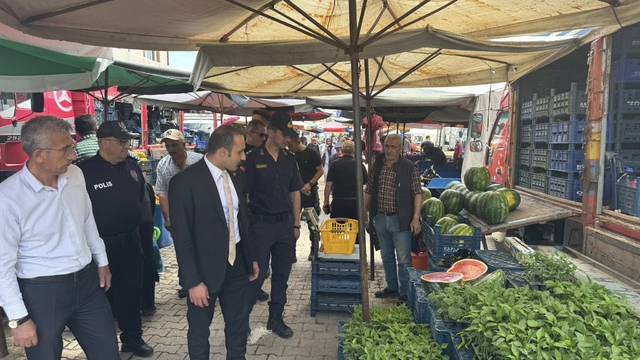 Gemerek Kaymakamı Koca ve Başkan Çelikten semt pazarını ziyaret etti