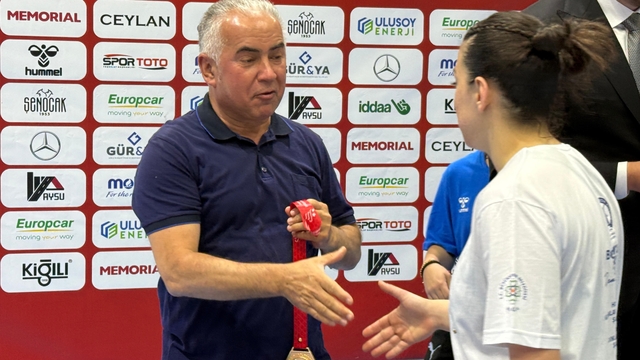 Yalıkavakspor şampiyonluk kupasını çiftledi