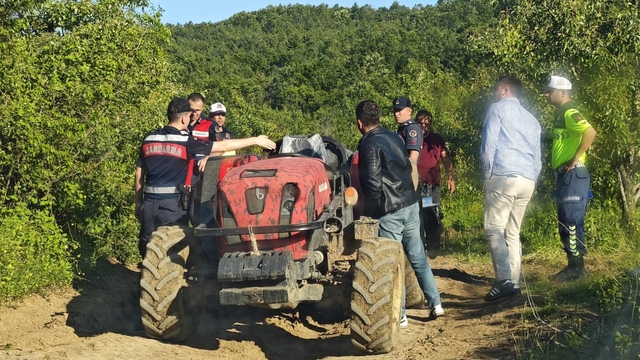 Bursa'da babasının kullandığı traktörün altında kalan çocuk ağır yaralandı