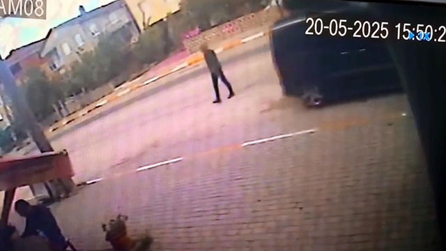 Tekirdağ'da hafif ticari aracın çaptığı yaya yaralandı; kaza kamerada