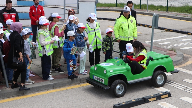 Akülü araçlarla çocuklara trafik eğitimi