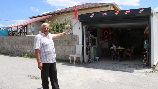 40 yıldır biriktirdiği eşyalarını evinin garajında müzeye dönüştürdüğü bölümde sergiliyor