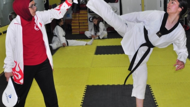 Kars'ta genç kızlar şiddete karşı tekvando öğreniyor